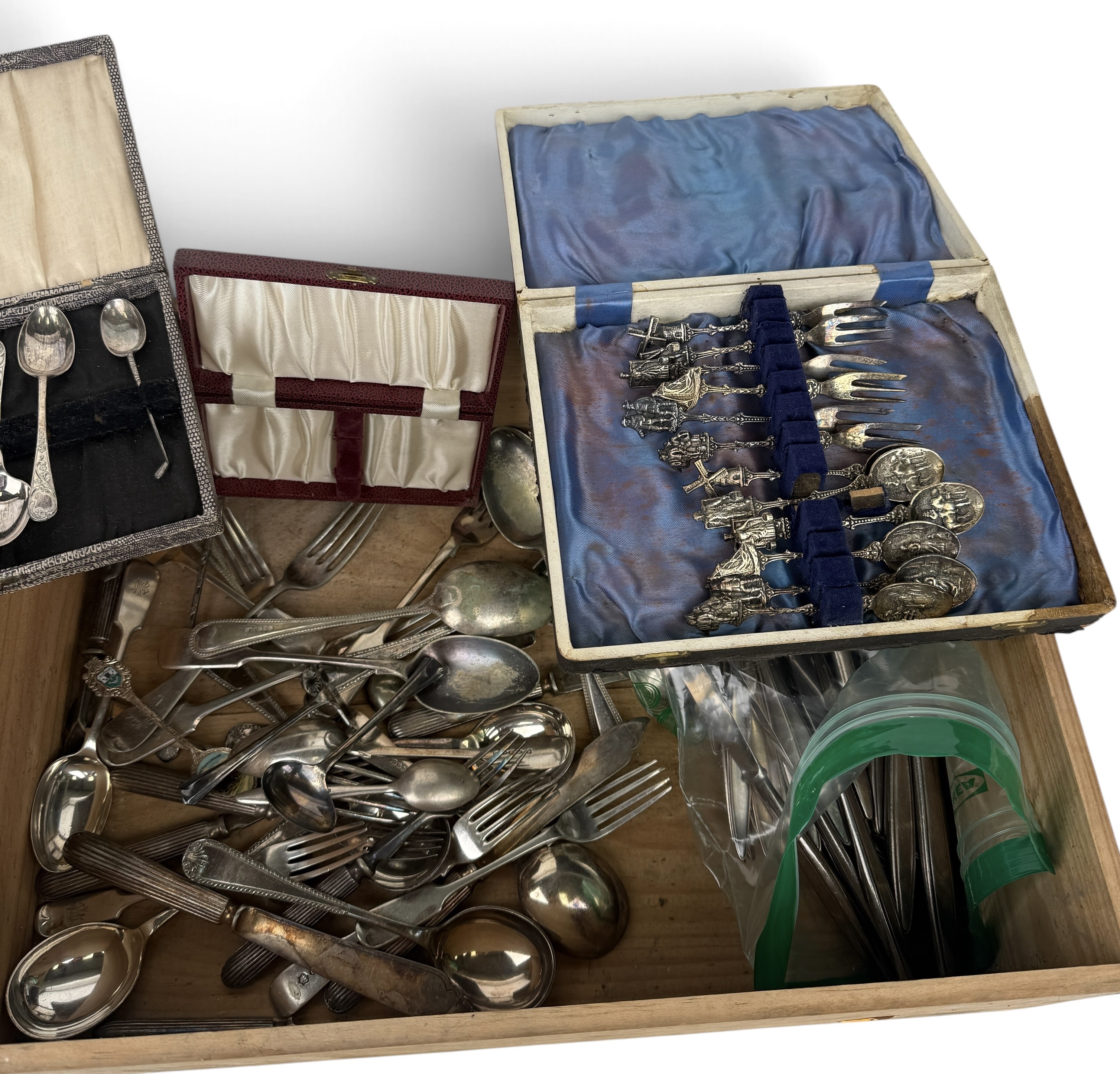 Lot 962 - A LARGE COLLECTION OF ELECTROPLATE FLATWARE