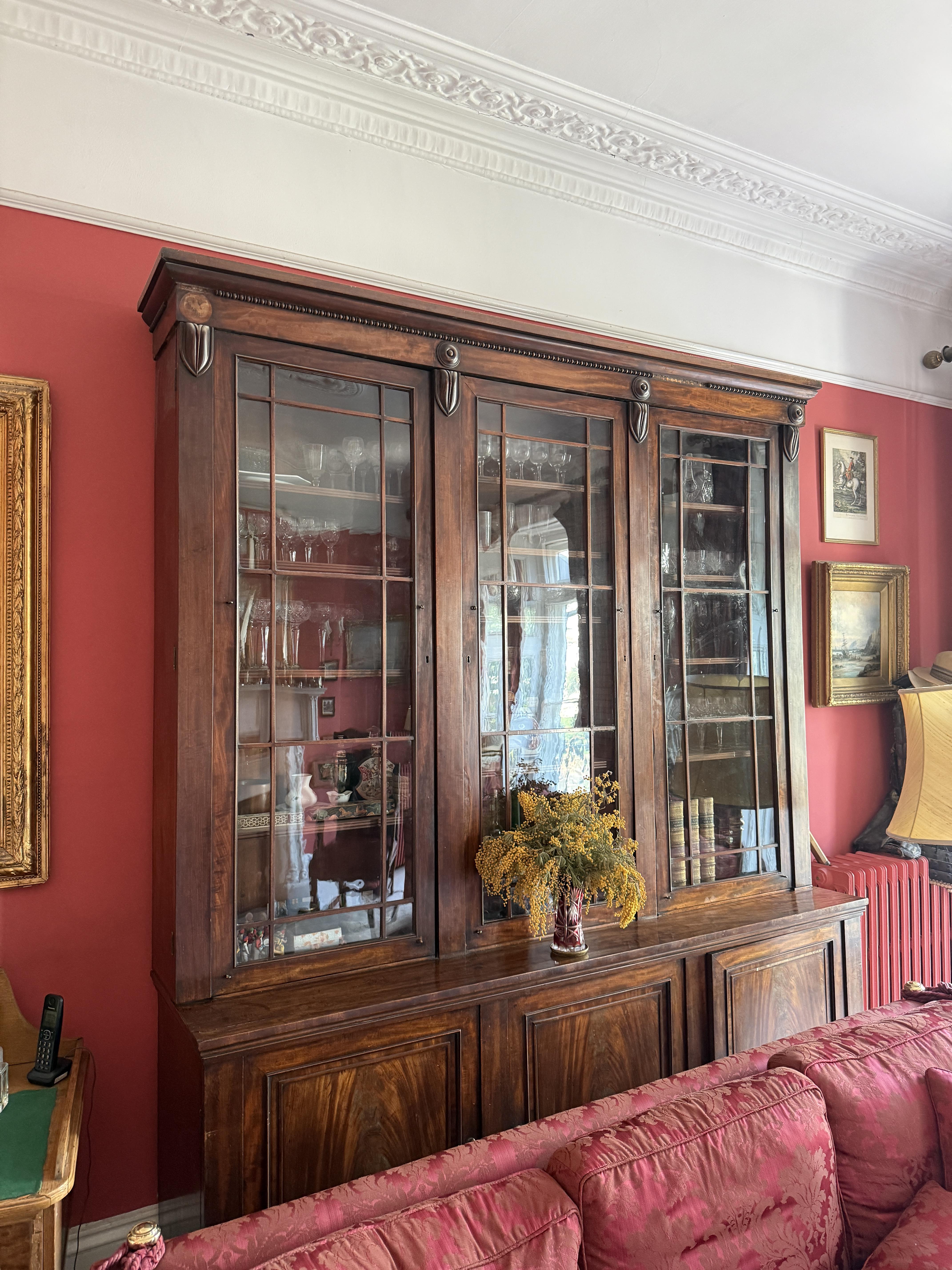 Lot 1833 - AN EARLY 19TH CENTURY MAHOGANY BREAKFRONT